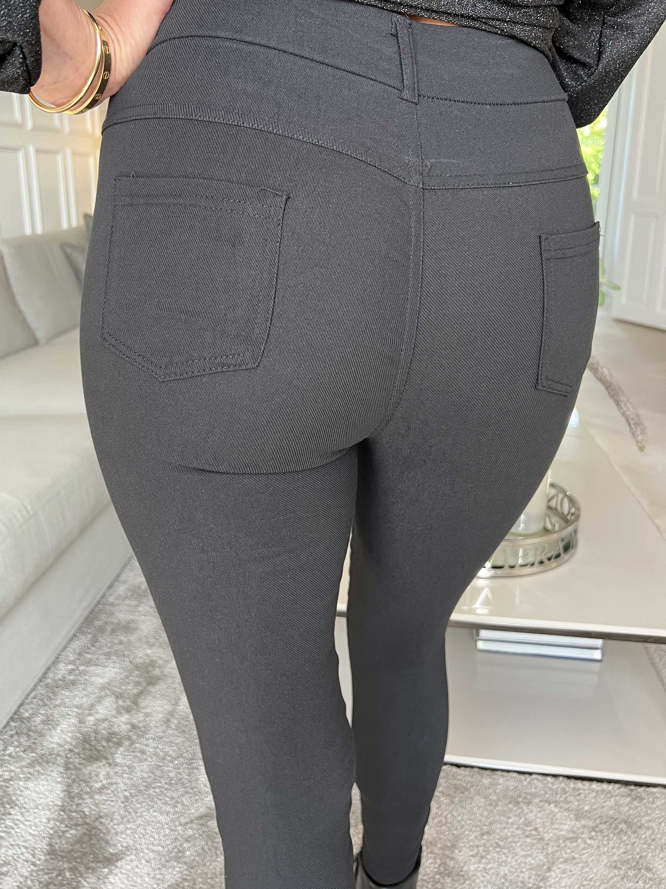 Adelita - Svarta simpla byxor med resår i midjan